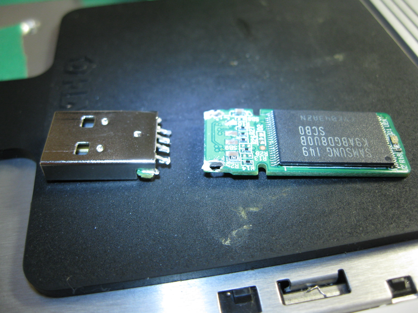 USBフラッシュメモリが認識できないので、メモリーチップを張り替えました : パソコン修理とデータ復旧 PCアシスト
